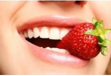 Mẹo chữa răng xỉn màu bằng trái cây